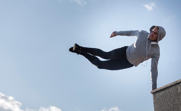 Portret sprawny człowiek robi parkour