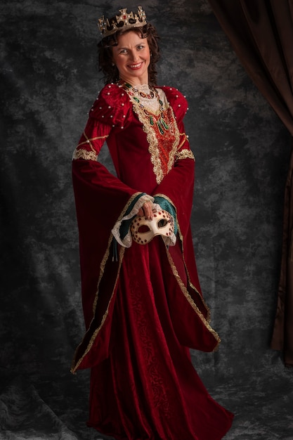 Bezpłatne zdjęcie portret średniowiecznej królowej z maską