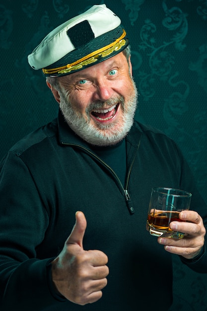 Bezpłatne zdjęcie portret starego kapitana lub marynarza człowieka w czarnym swetrze