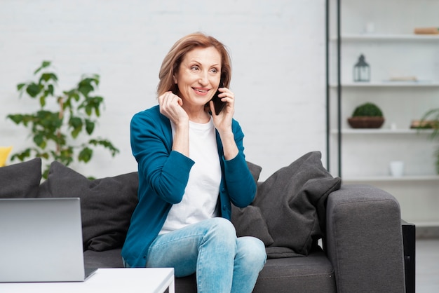 Portret Starsza Kobieta Opowiada Na Telefonie