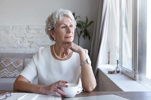 Bezpłatne zdjęcie portret starszej bizneswoman