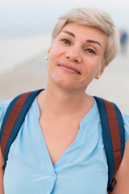 Portret starszej kobiety turystycznej na plaży