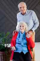 Bezpłatne zdjęcie portret starszy mężczyzna i kobieta pozowanie