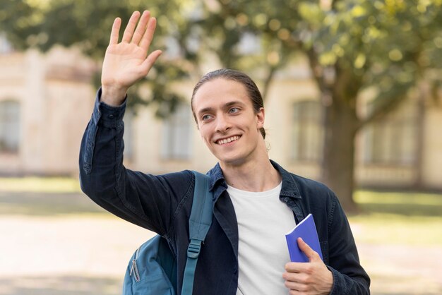 Portret studencki szczęśliwy być z powrotem przy uniwersytetem