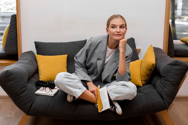 Bezpłatne zdjęcie portret studenta w bibliotece