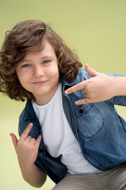 Bezpłatne zdjęcie portret studyjny dziecka na białym tle