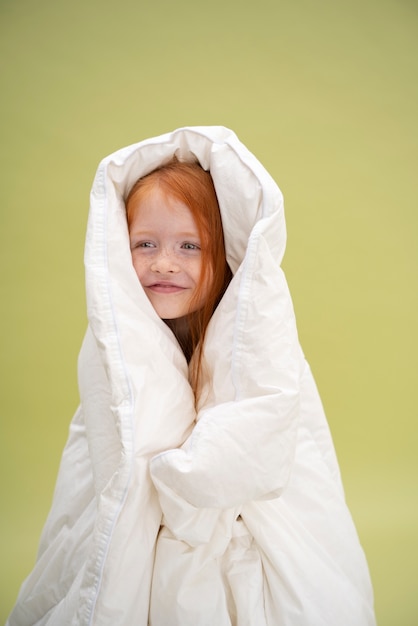 Bezpłatne zdjęcie portret studyjny dziecka na białym tle