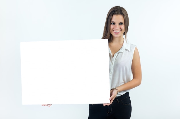 Bezpłatne zdjęcie portret studyjny piękne młoda kobieta stwarzających z białym ekranem