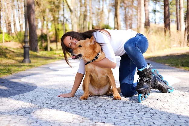 Portret styl życia na zewnątrz pięknej dziewczyny. Cieszyć się naturą.