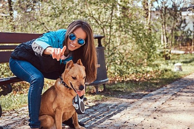 Portret styl życia na zewnątrz pięknej dziewczyny. Cieszyć się naturą.