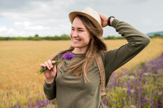 Portret stylowa kobieta z kapeluszową cieszy się wycieczką