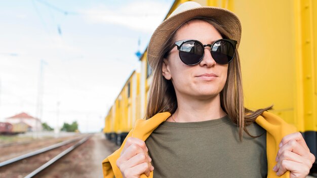 Portret stylowa kobieta z okularami przeciwsłonecznymi i kapeluszem