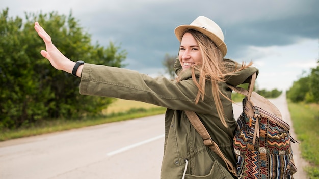 Bezpłatne zdjęcie portret stylowego podróżnika autostopem