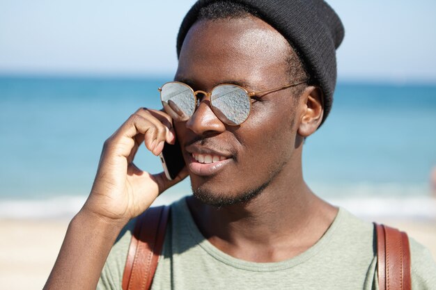 Portret stylowy mężczyzna Afroamerykanów na plaży