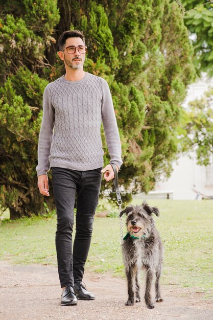Portret stylowy mężczyzna z jego psem