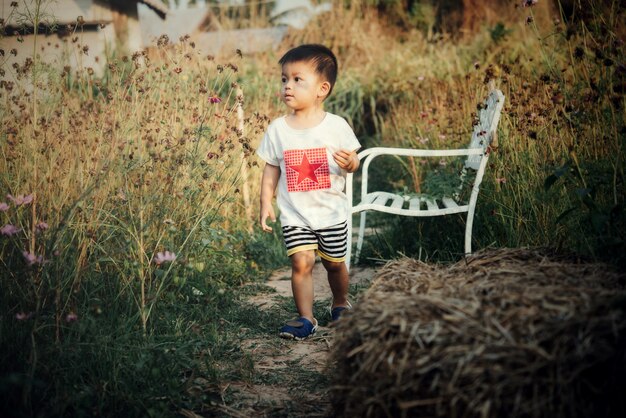 Portret szczęśliwa Azjatycka chłopiec outdoors w wizerunku z kopii przestrzenią