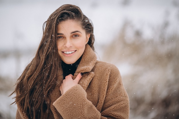 Portret szczęśliwa kobieta w zimie outside