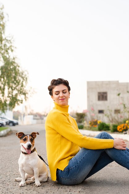Portret szczęśliwa kobieta z jej psem outdoors