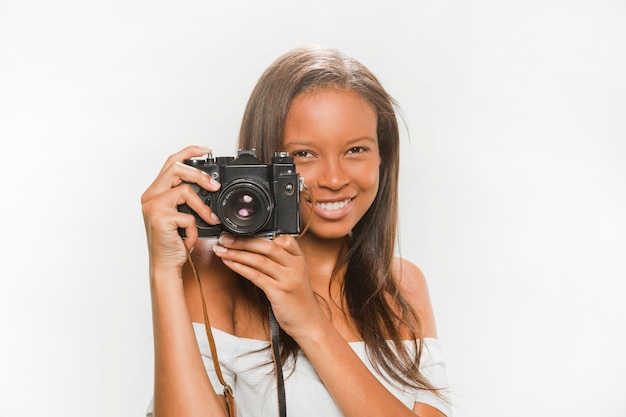 Portret szczęśliwa nastoletnia dziewczyna z dslr kamerą