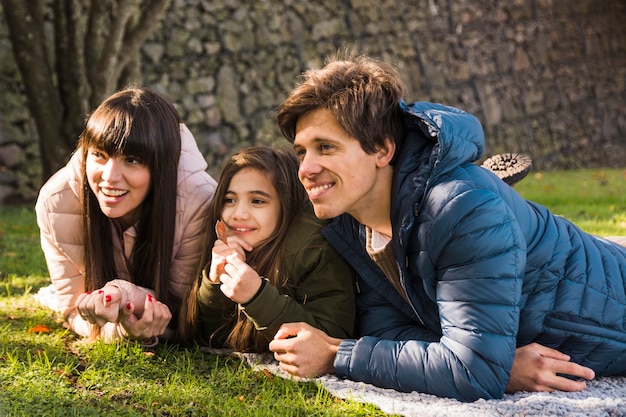 Portret szczęśliwa rodzina cieszy się ich dzień w parku