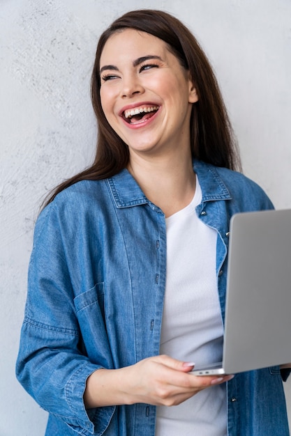 Portret szczęśliwa roześmiana kobieta za pomocą laptopa