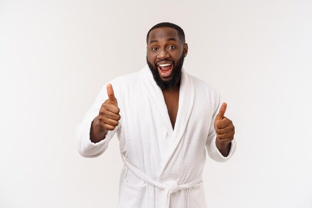 Portret szczęśliwego afroamerykańskiego przystojnego brodatego mężczyzny śmiejącego się i pokazującego gest kciuka w górę
