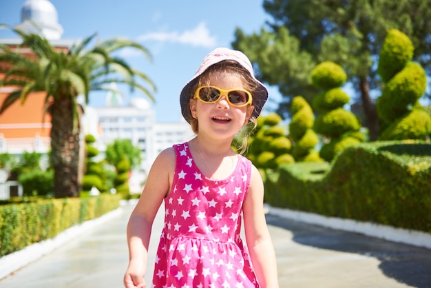 Portret szczęśliwego dziecka na zewnątrz w letni dzień na sobie okulary przeciwsłoneczne. Amara Dolce Vita Luxury Hotel. Ośrodek wczasowy. Tekirova-Kemer. Indyk.