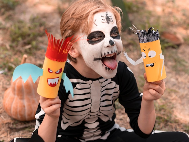 Portret Szczęśliwego Dziecka Z Twarzą Pomalowaną Na Halloween