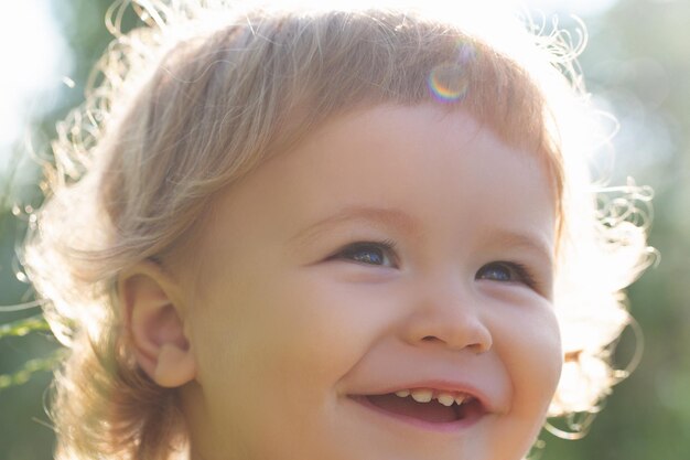 Portret szczęśliwego śmiejącego się dziecka z bliska pozytywne dzieci makro twarz dzieci uśmiechnięty ładny uśmiech
