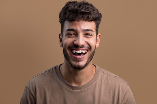 Portret szczęśliwego uśmiechniętego mężczyzny