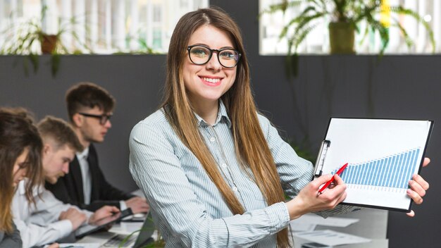 Portret szczęśliwy bizneswoman pokazuje wykres