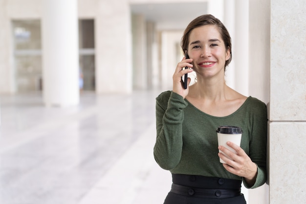 Portret Szczęśliwy Bizneswoman Z Kawą Opowiada Klient