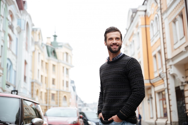 Bezpłatne zdjęcie portret szczęśliwy brodaty mężczyzna w swetrze