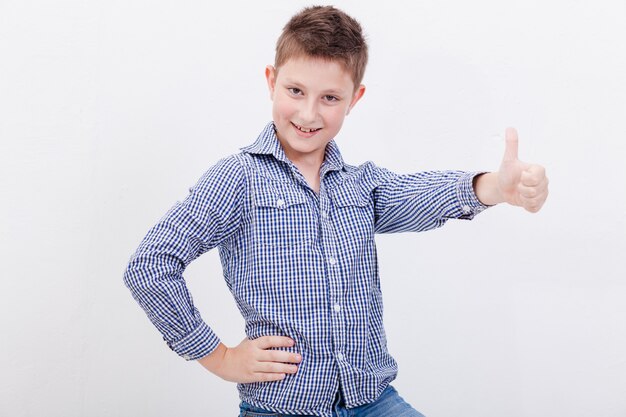 Portret szczęśliwy chłopiec pokazuje kciuk gest