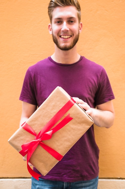 Bezpłatne zdjęcie portret szczęśliwy mężczyzna mienia valentine prezent
