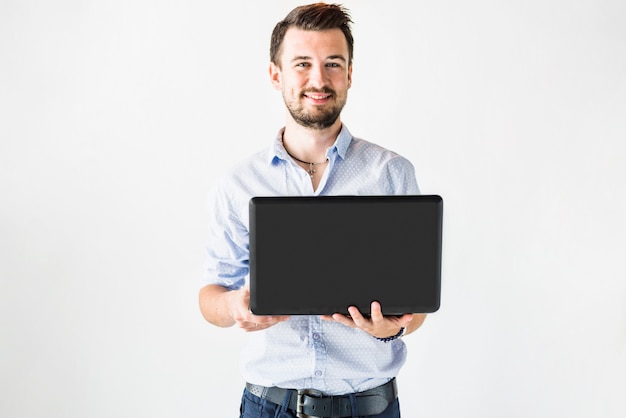 Portret szczęśliwy młody biznesmen używa laptop