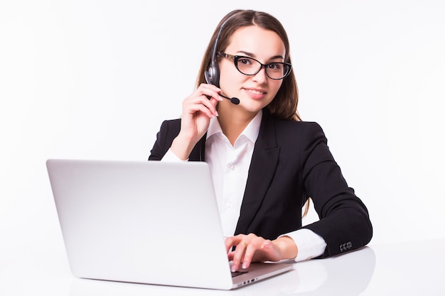 Portret szczęśliwy uśmiechnięty wesoły piękny młody operator telefoniczny wsparcia w zestawie słuchawkowym z laptopem, na białym tle nad białą ścianą