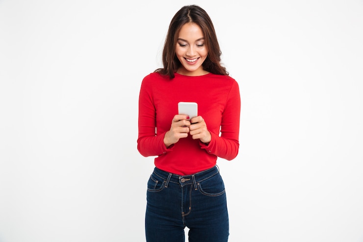 Bezpłatny plik Zdjęcie portret szczęśliwy zadowolony asian kobieta sms-y