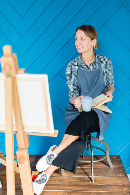 Bezpłatne zdjęcie portret szczęśliwy zrelaksowany artysty