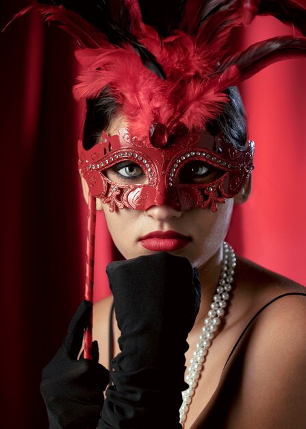 Portret tajemniczej kobiety z maską karnawałową