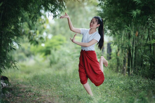 Portret Tajlandzka młoda dama w sztuki kultury Tajlandia tanu, Tajlandia