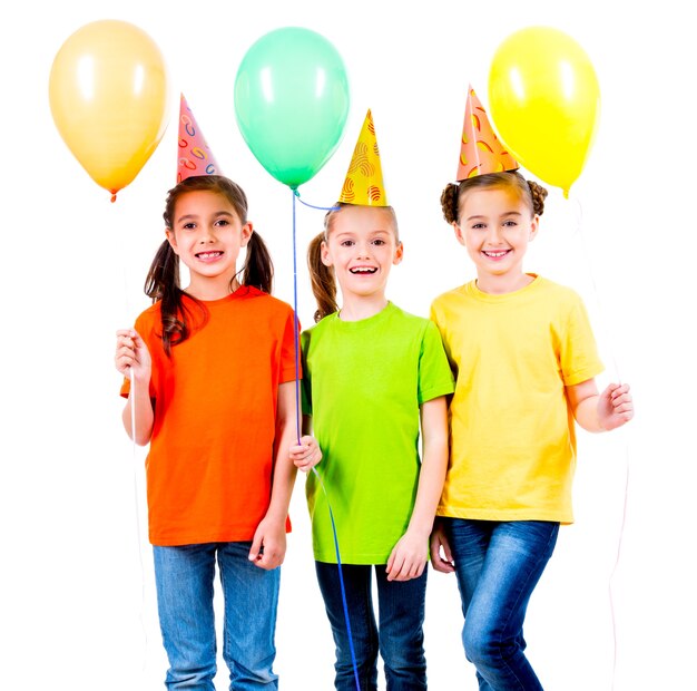 Portret trzech ślicznych dziewczynek z kolorowych balonów i kapelusz - na białym tle