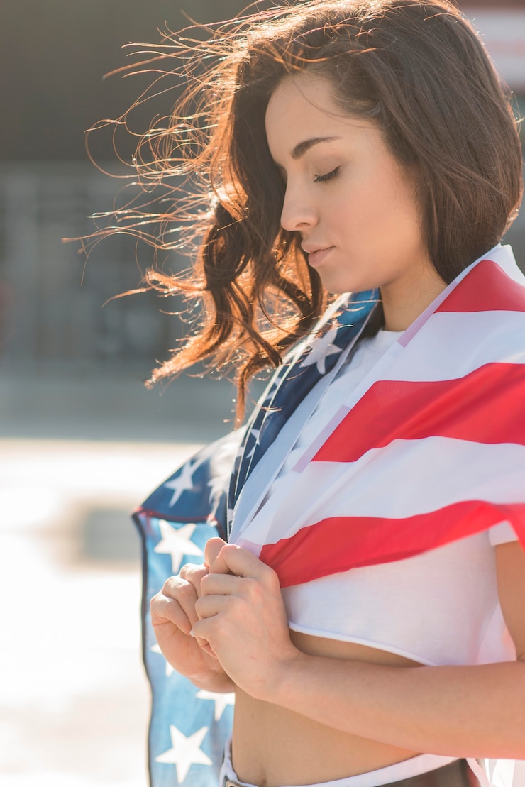 Bezpłatny plik Zdjęcie portret trzyma dużą usa flaga z oczami zamykającymi kobieta