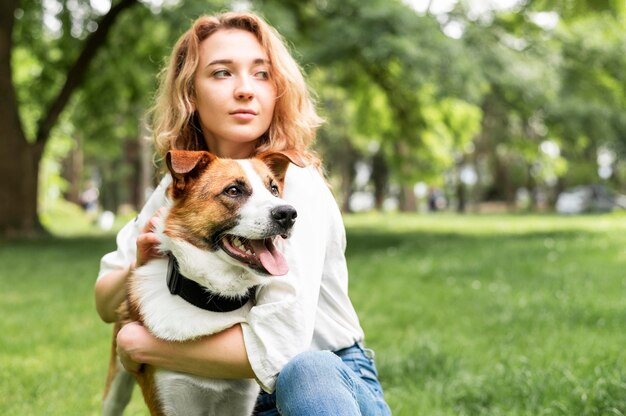 Portret trzyma jej psa outside kobieta