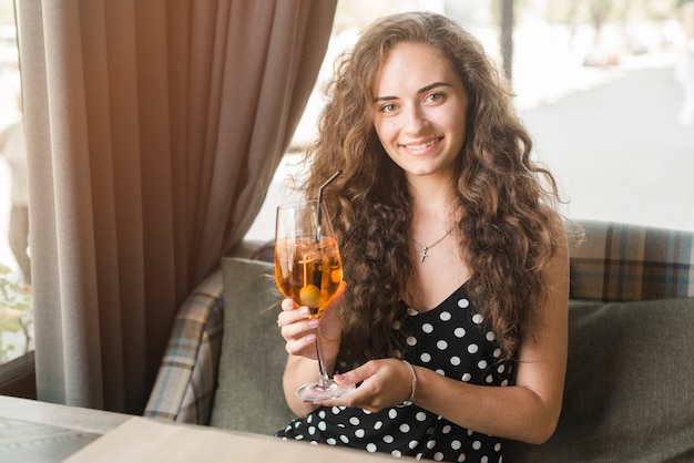 Portret Trzyma Szkło Alkohol Uśmiechnięta Młoda Kobieta