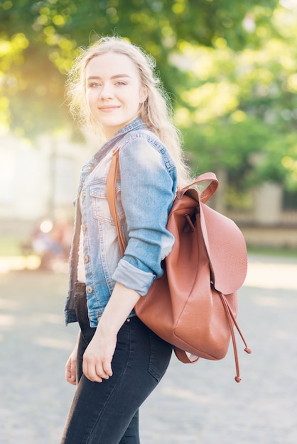 Bezpłatne zdjęcie portret uczennica z torbą