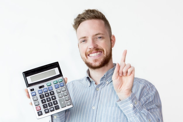 Bezpłatne zdjęcie portret udanego biznesmena z kalkulatora