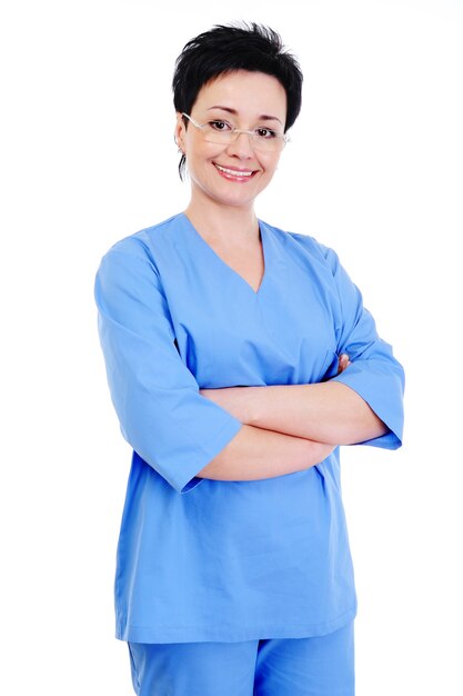 Portret udanej roześmianej kobiety chirurga