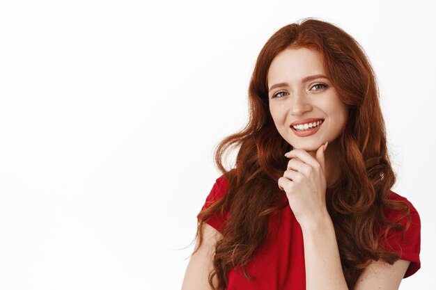 Portret udanej uśmiechniętej rudej kobiety