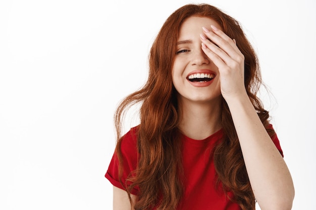 Bezpłatne zdjęcie portret udanej uśmiechniętej rudej kobiety